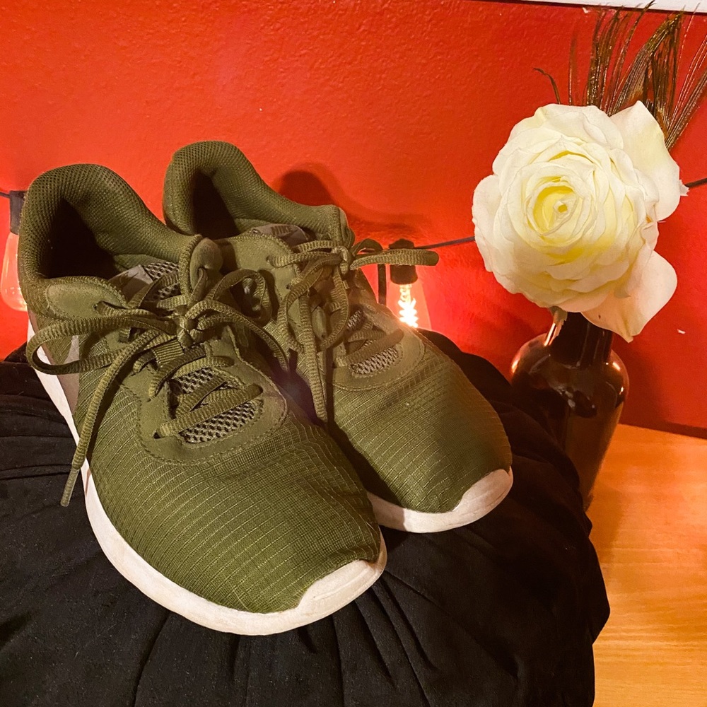 Olive Green Nike Sneakers ✨🌿🖤